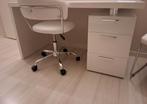 Een hoogglans wit bureau met bureaustoel., Ophalen, Zo goed als nieuw