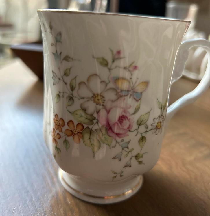 Balmoral Castle Bone China beker in goede staat, Huis en Inrichting, Keuken | Servies, Zo goed als nieuw, Kop(pen) en/of Schotel(s)