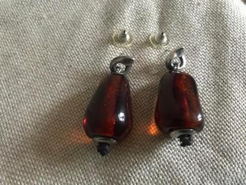 Uno de 50 oorbellen (33) beschikbaar voor biedingen