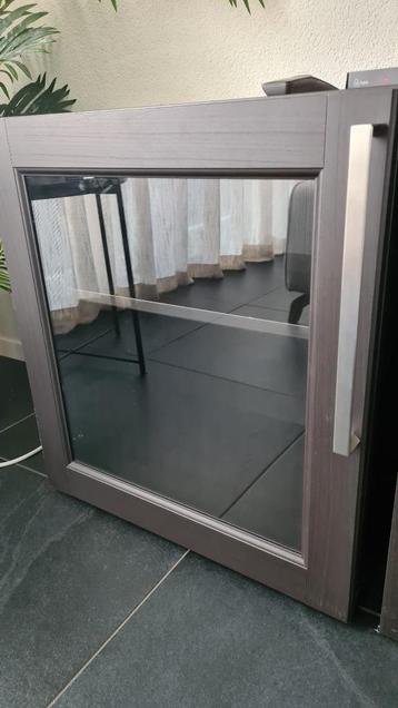 BESTÅ Open kast met vitrinedeur, zwartbruin + Wandrail