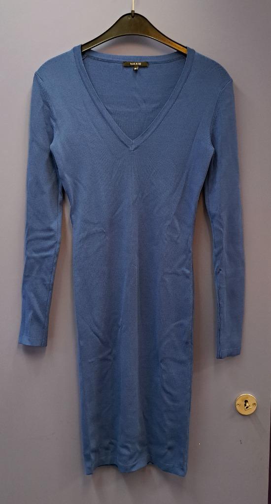 Nikkie strakke jurk in staal blauwe kleur effen. mt 36 43669, Kleding | Dames, Jurken, Zo goed als nieuw, Maat 36 (S), Blauw, Boven de knie