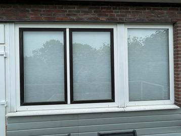 Dubbel kunstofkozijn beschikbaar voor biedingen
