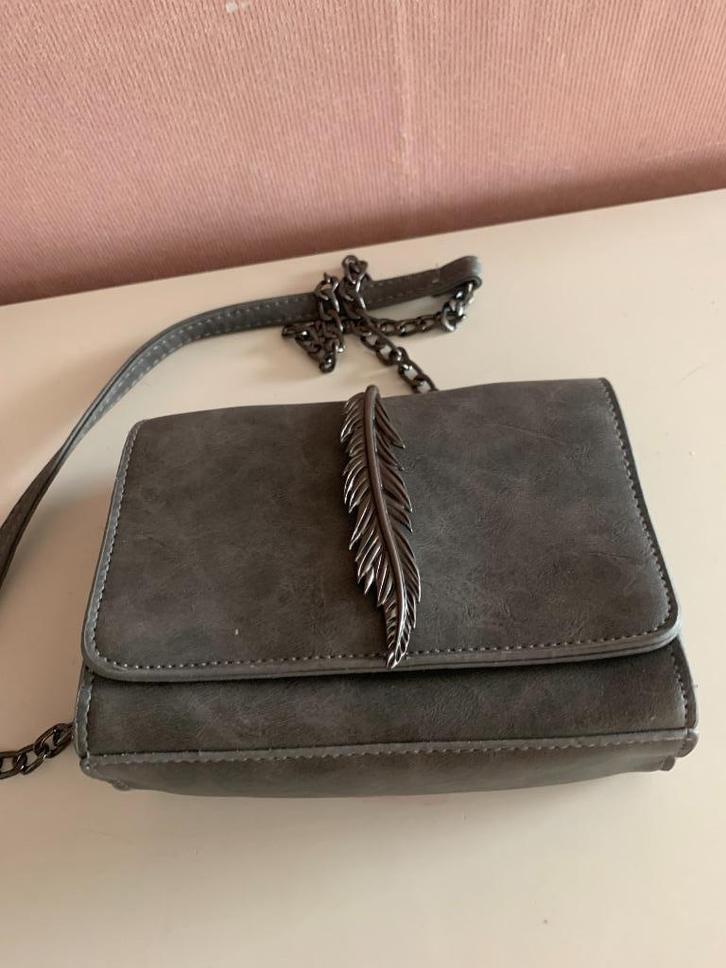 Mooie klein schoudertasje(nr.21 D3), Sieraden, Tassen en Uiterlijk, Tassen | Damestassen, Zo goed als nieuw, Schoudertasje, Grijs