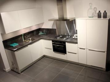 E-16 Functionele Hoogglans Hoekkeuken SPOEDVERKOOP beschikbaar voor biedingen
