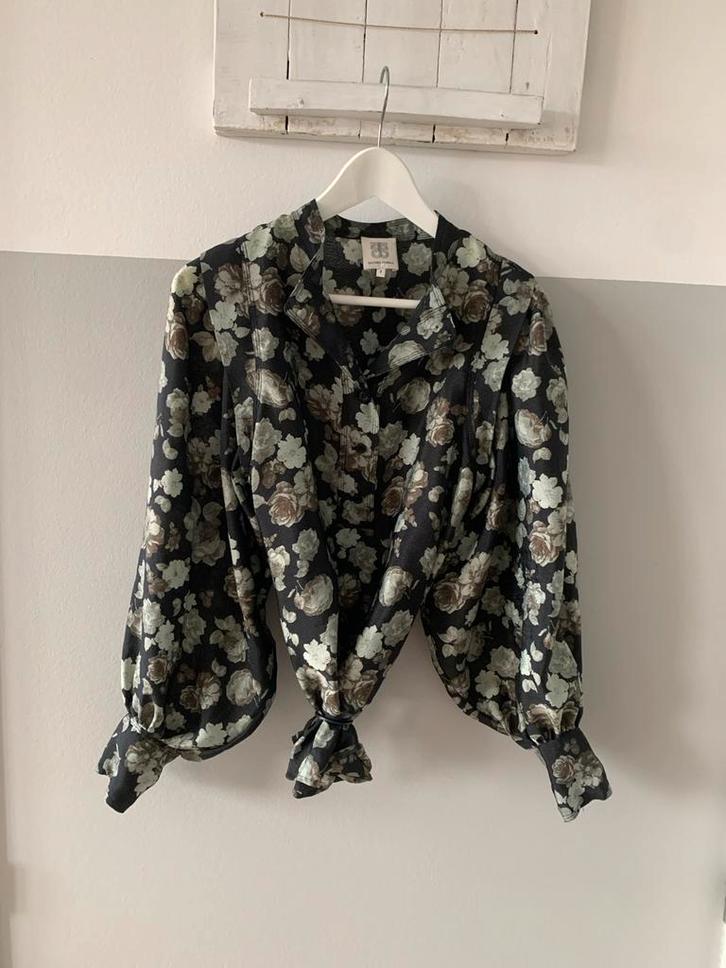 Bloemen blouse Second Female, Kleding | Dames, Blouses en Tunieken, Zo goed als nieuw, Maat 38/40 (M), Zwart, Ophalen of Verzenden