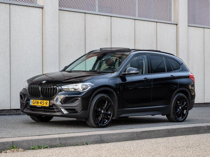 BMW X1 XDrive 25e | pano | m-line | shadow black | head-up, Auto's, BMW, Particulier, X1, 4x4, Achteruitrijcamera, Adaptieve lichten
