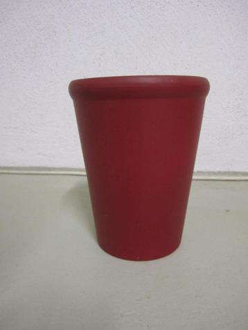 bloempot rood hoogte 18,5 cm. beschikbaar voor biedingen