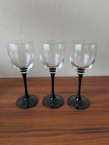 Set van 3 vintage Luminarc wijnglazen zwarte voet retro beschikbaar voor biedingen