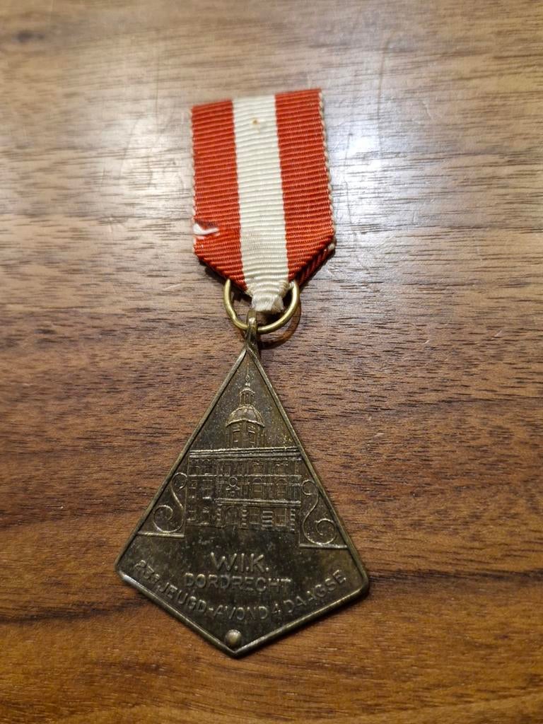 306 Oude W.I.K. Dordrecht Jeugd-Avond A. Daagse Medaille, Ophalen of Verzenden, Overige materialen