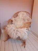 Rotan schommelstoel met echt schapenvacht, Huis en Inrichting, Ophalen, Gebruikt