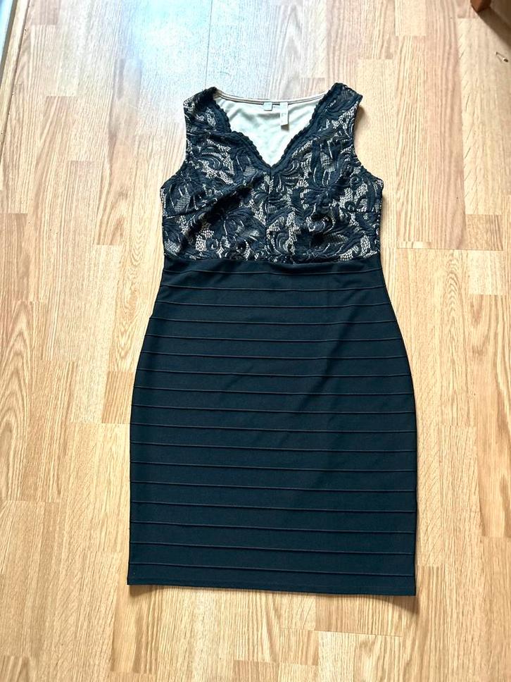 Feestelijke jurk met kant rekbaar M, Kleding | Dames, Jurken, Zo goed als nieuw, Maat 38/40 (M), Zwart, Knielengte, Ophalen of Verzenden