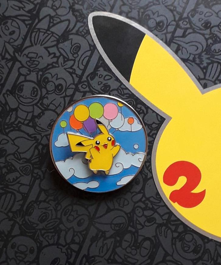Pokémon - Flying / Surfing Pikachu Speldje - Celebrations, Hobby en Vrije tijd, Verzamelkaartspellen | Pokémon, Ophalen of Verzenden