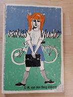 SASKIA 'S VLUCHT door CM van den Berg-Akkerman, Boeken, Kinderboeken | Jeugd | onder 10 jaar, Ophalen of Verzenden, Gelezen, Sprookjes