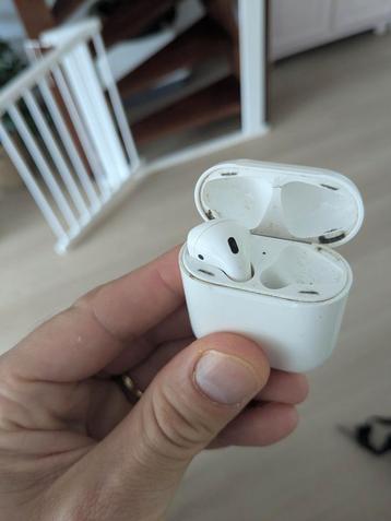 Airpod case (A1602) + linker airpod beschikbaar voor biedingen