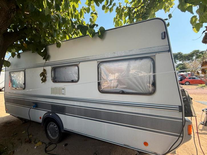 Caravan Fendt met Airco Staat In Spanje, Caravans en Kamperen, Caravans, Particulier, tot en met 4, Overige, Fendt, Airco, Kachel