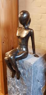 RANDZITTER / DAME / VROUW / bronzen tuinbeeld