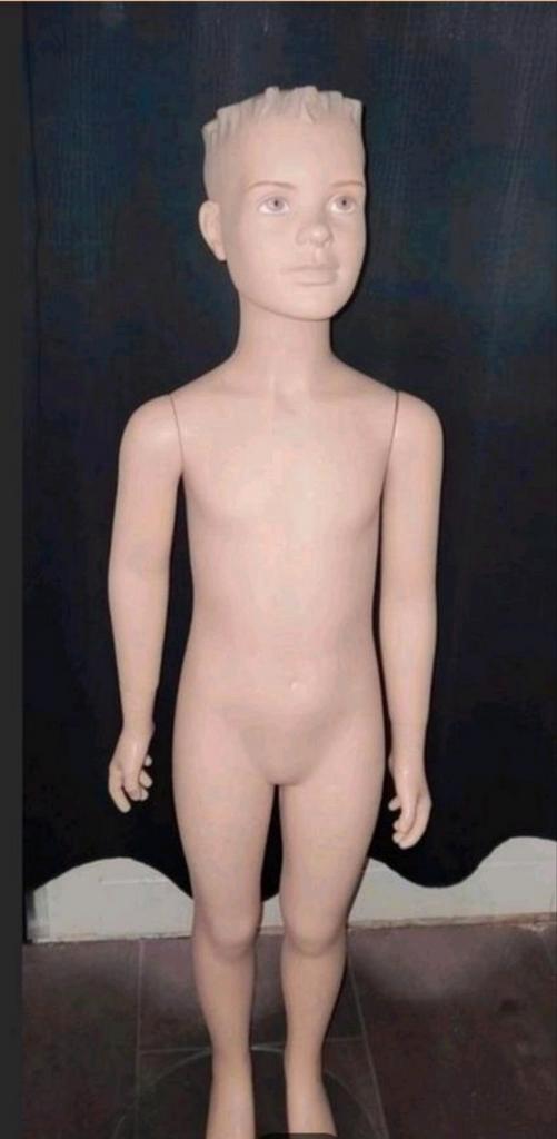 Mooie kinderpaspop jongen 124 cm met glazen voet, Hobby en Vrije tijd, Naaien en Fournituren, Ophalen of Verzenden