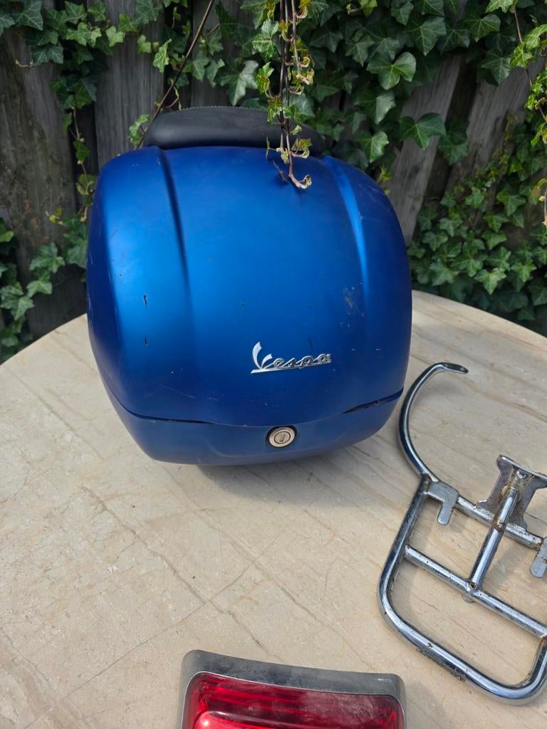 Vespa GTS 125cc topkoffer met achterlicht en beugel, Ophalen of Verzenden