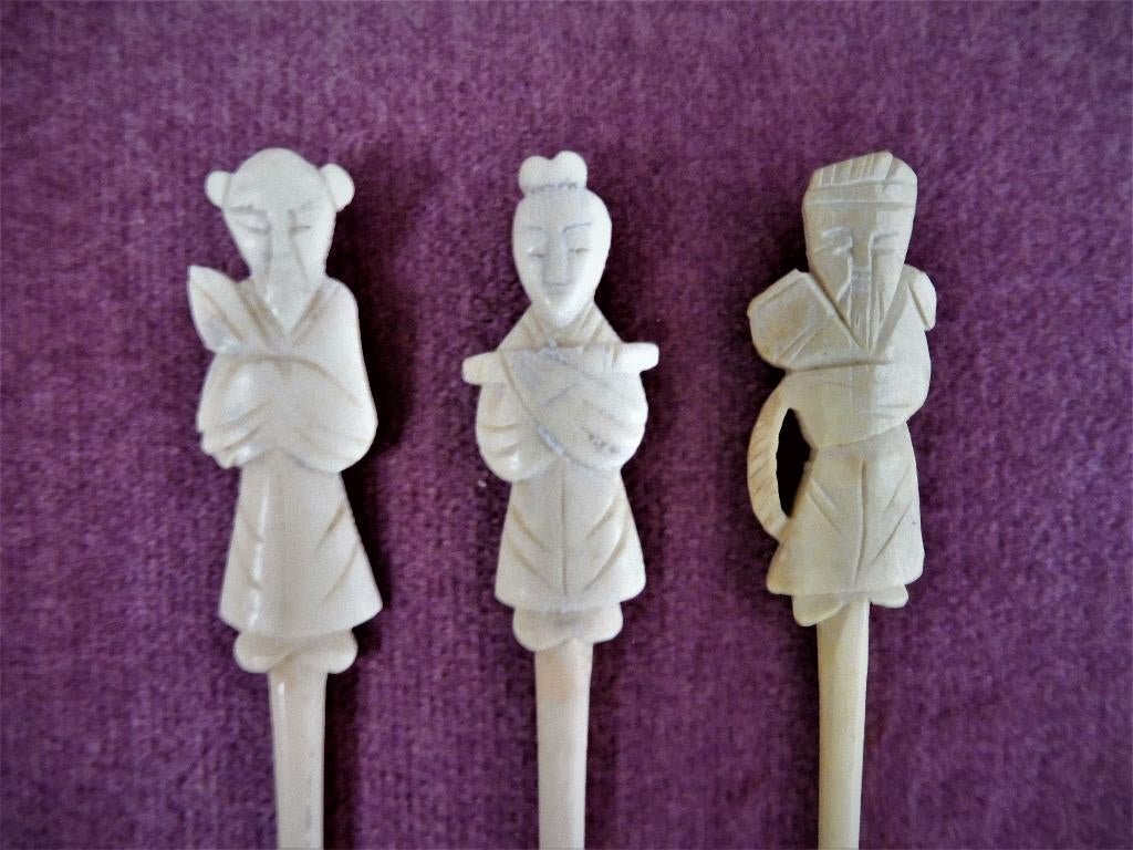 Lepeltje vorkjes leggers gesneden krokodil bloem uit China, Antiek en Kunst, Ophalen of Verzenden