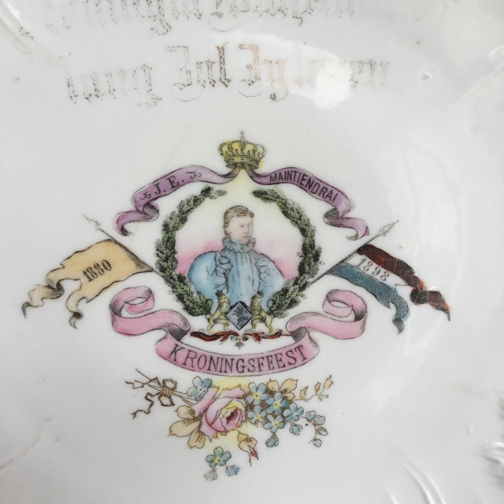 1880-1898 kroningsfeest Wilhelmina bordje 19 cm, Verzamelen, Koninklijk Huis en Royalty, Ophalen of Verzenden, Zo goed als nieuw