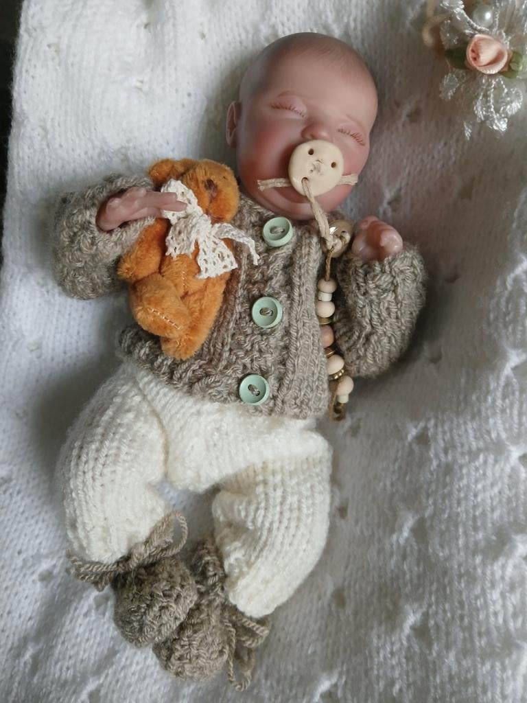 Baby popje in rieten mandje. 🐻, Ophalen of Verzenden, Pop