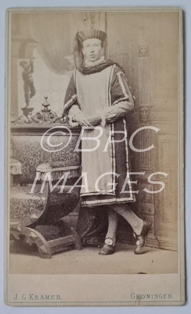 cdv student verkleed in houppelande Groningen 1870's, Verzamelen, Foto's en Prenten, Gebruikt, Verzenden, Foto, Voor 1940