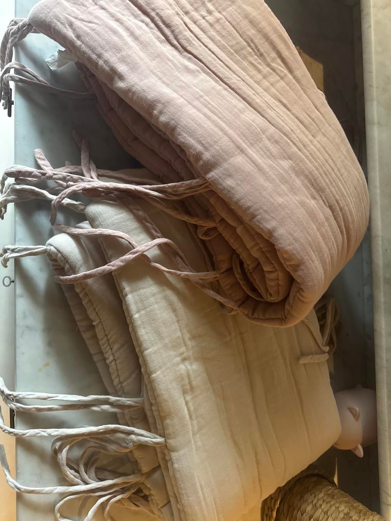 2 Numero 74 bedbumpers ledikant/wieg - roze tinten, Ophalen, Gebruikt, Meisje, Overige typen