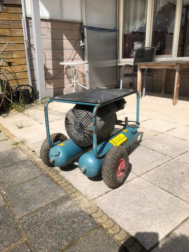 Professionele Compressor 2-cilinder, Doe-het-zelf en Verbouw, Compressors, 100 liter of meer, Ophalen, Zo goed als nieuw, 200 tot 400 liter/min