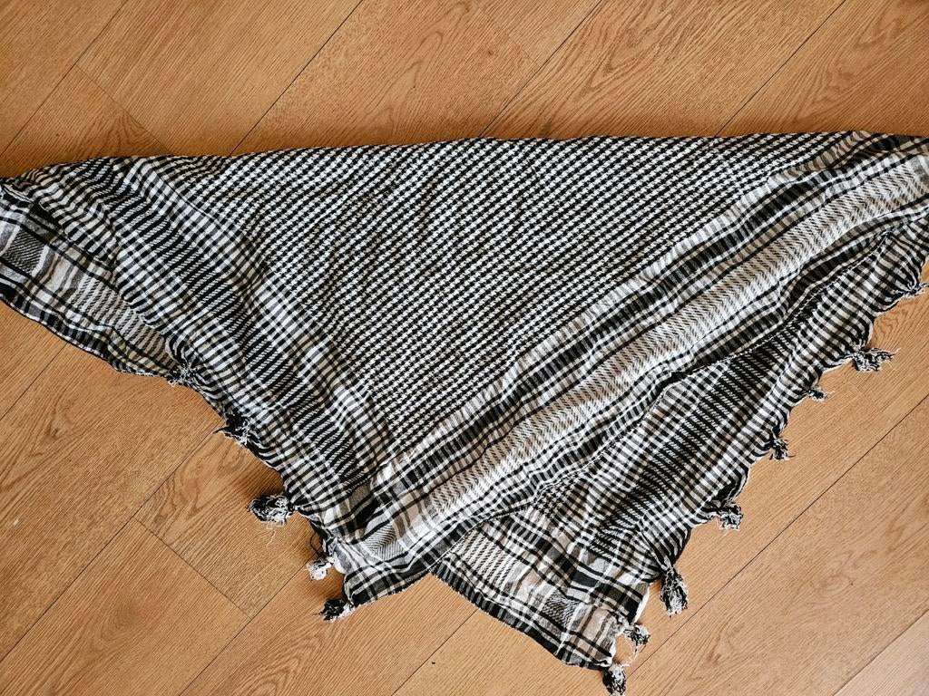 Sjaal zwart/wit, Kleding | Dames, Mutsen, Sjaals en Handschoenen, Ophalen of Verzenden, Gedragen, Maat 46/48 (XL) of groter, Sjaal