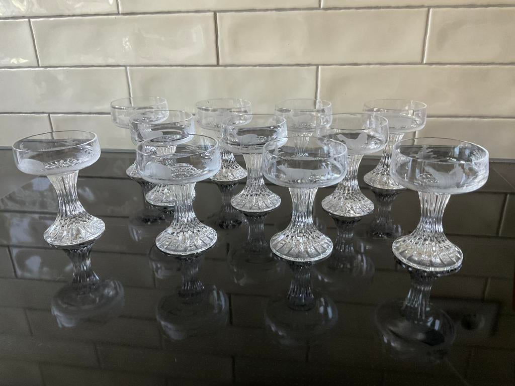Kristallen champagnecoupes geëtste jachttaferelen (11), Ophalen of Verzenden, Zo goed als nieuw, Overige stijlen, Overige materialen