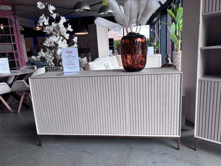 Dressoir Sand / gouden poten - SALE, Huis en Inrichting, Kasten | Dressoirs, Zo goed als nieuw, 150 tot 200 cm, 25 tot 50 cm, Met deur(en)