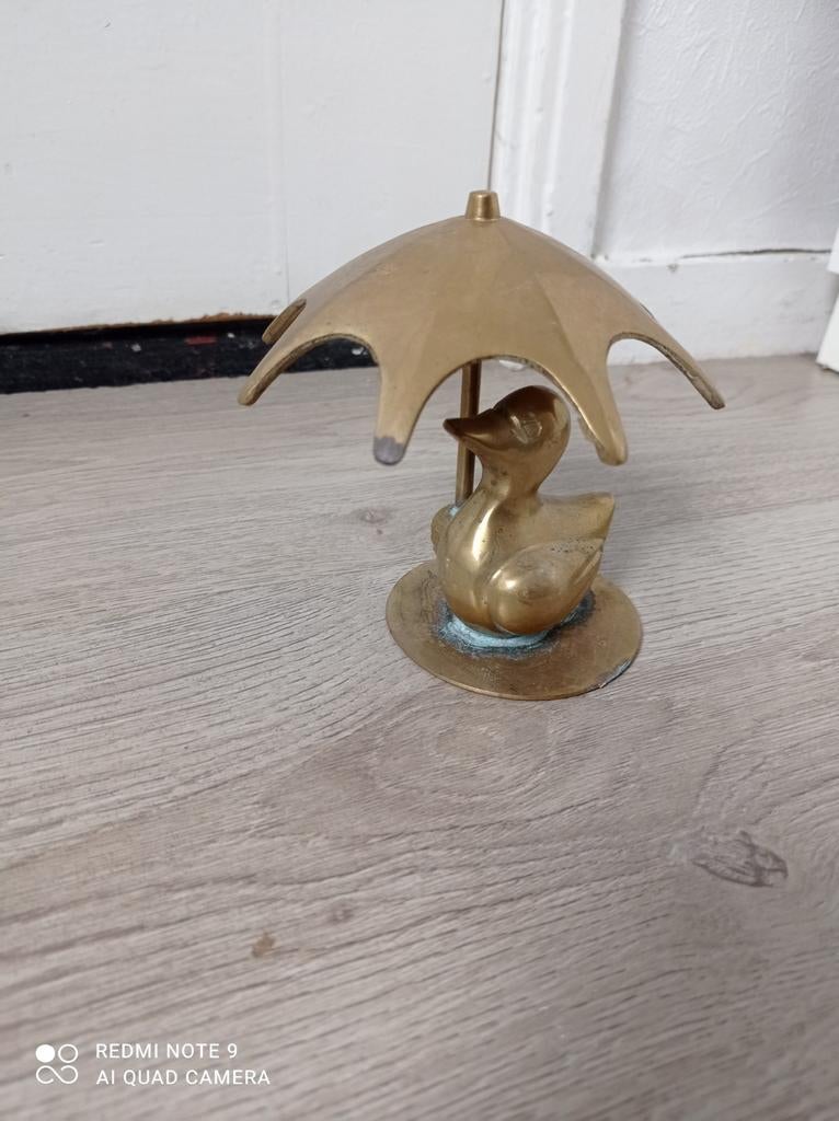 vintage messing eendje met paraplu beeldje. , Ophalen of Verzenden