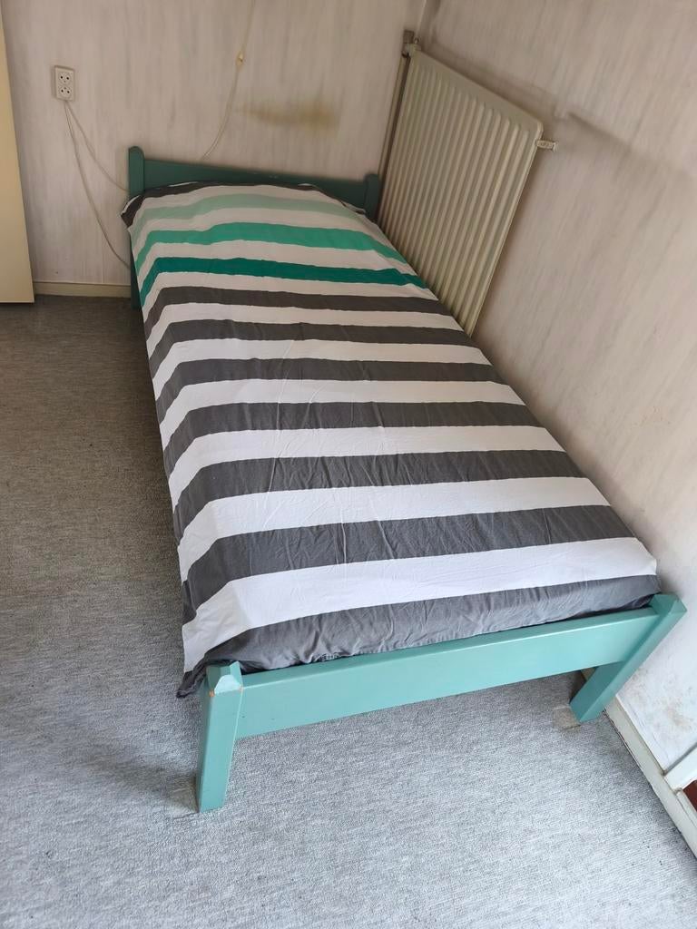 Eenpersoonsbed, lichtblauw houten frame, Ophalen, Gebruikt, 90 cm, Eenpersoons