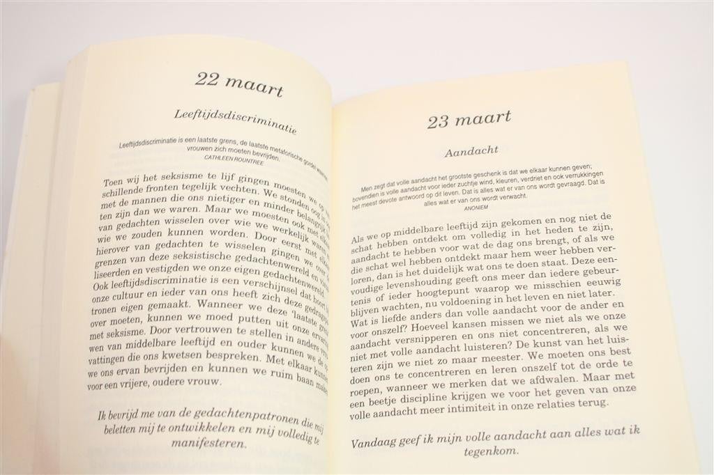 Midlife — 365 Dagelijkse Meditaties voor Vrouwen, Ophalen of Verzenden, Gelezen, Overige onderwerpen, Achtergrond en Informatie