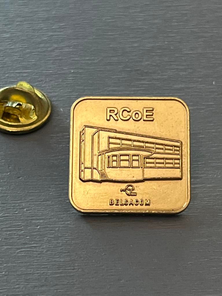 Vintage RCoE Belgacom Speldje - Gouden (kleurig)Reversspeld, Verzamelen, Ophalen of Verzenden, Zo goed als nieuw, Nvt, Nvt