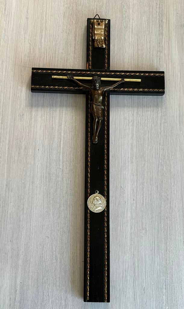 Antiek Kruisbeeld met Corpus en Medaille, Ophalen of Verzenden