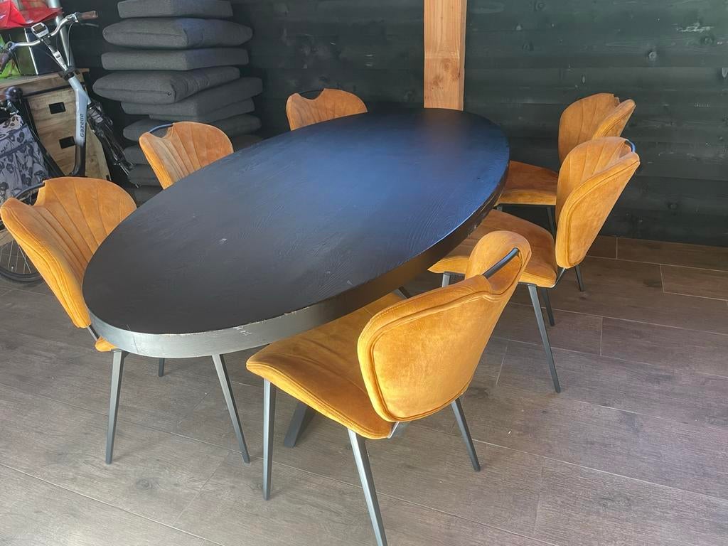 Dikke houten eettafel met 6 okergele stoelen, Huis en Inrichting, Stoelen, Ophalen, Gebruikt, Overige kleuren, Vijf, Zes of meer stoelen