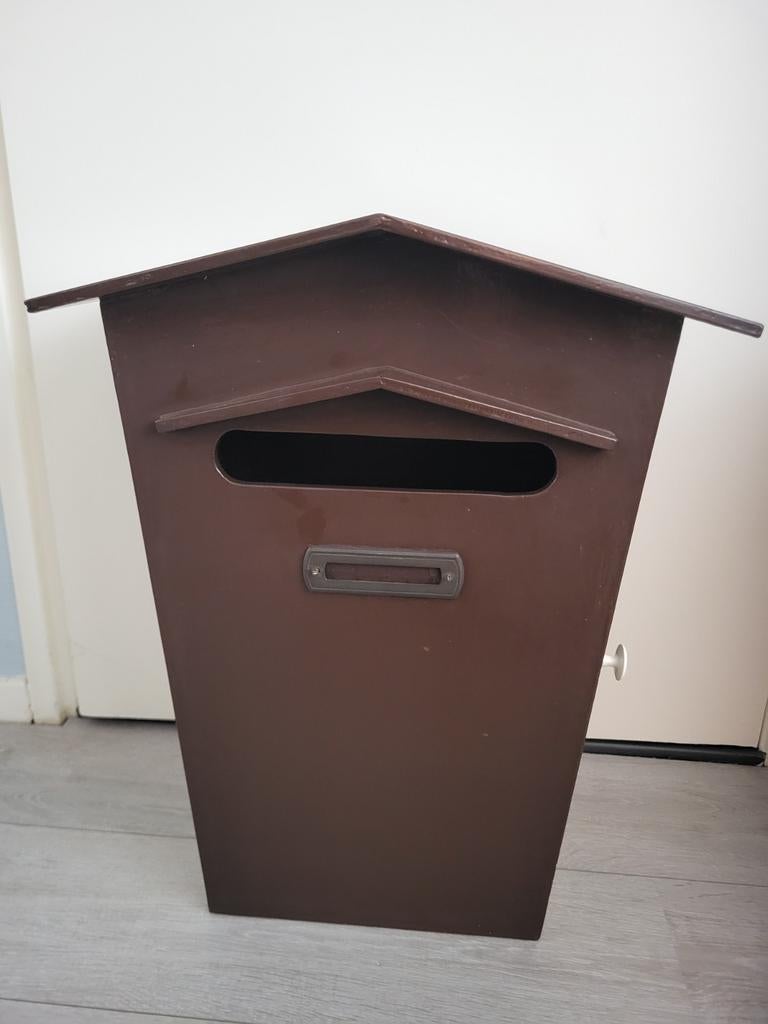 Houten brievenbus, Ophalen