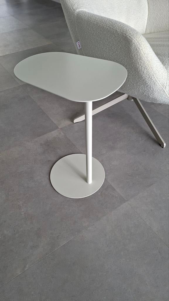 Ovaal bijzettafeltje, metaal, 52 cm hoog, Huis en Inrichting, Tafels | Bijzettafels, Minder dan 55 cm, Metaal of Aluminium, Zo goed als nieuw