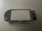 PSP 1004 in zeer nette staat + nieuwe accu + oplader en spel, Met games, Verzenden, Zwart, Zo goed als nieuw