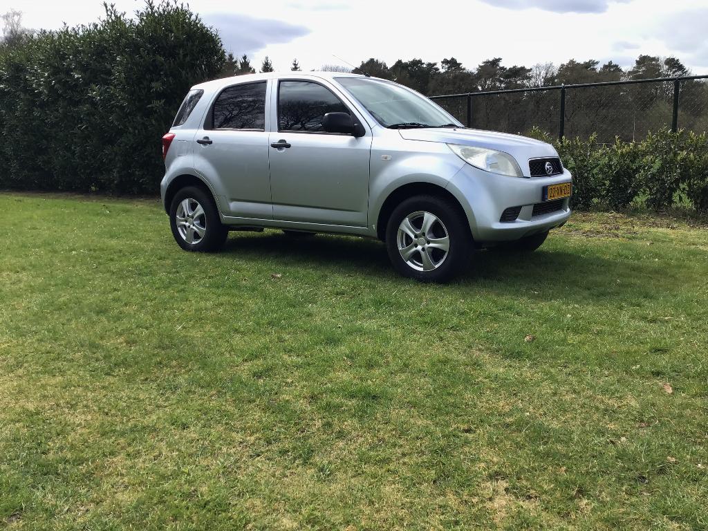 Daihatsu Terios 1.5 2WD 2007 Grijs, Auto's, Daihatsu, 1350 kg, Stof, 400 kg, 49 €/maand