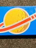 Lego tegel 2x4 blauw met klassiek Space Logo-patroon NIEUW !, Ophalen of Verzenden, Nieuw, Losse stenen, Lego
