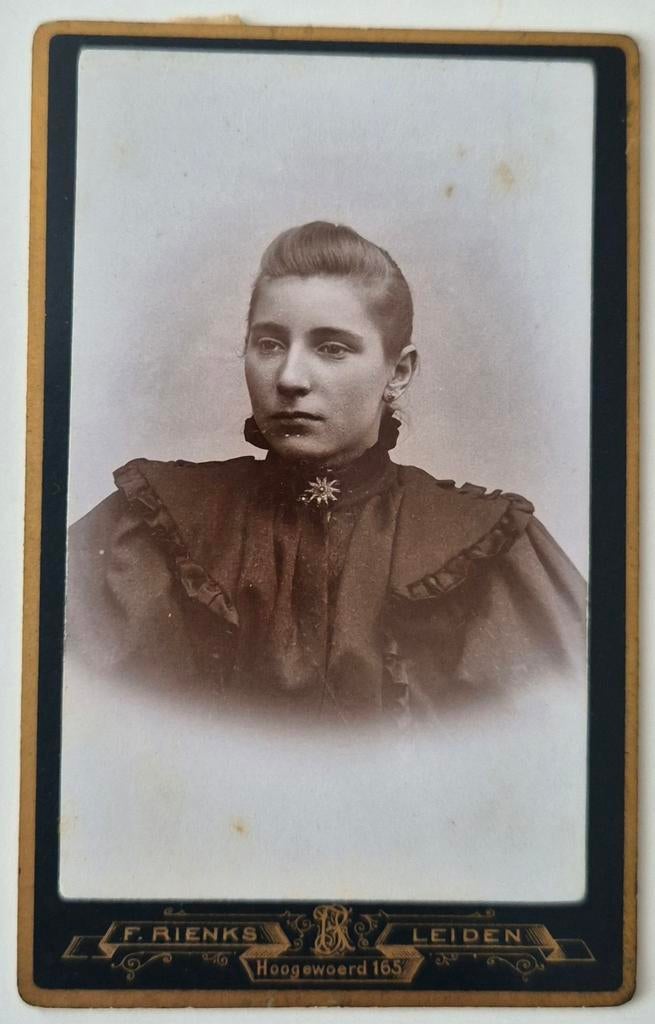 104 cdv jonge vrouw Leiden Fotograaf F. Rienks, Ophalen of Verzenden, Voor 1940, Gebruikt, Overige onderwerpen