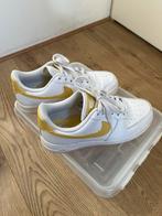 Nike Air Force 1 maat 37,5, geel logo., Wit, Ophalen of Verzenden, Sneakers of Gympen, Gedragen