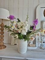 Vaas met kunstbloemen, Ophalen