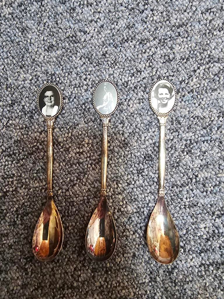 Set van 3 vintage theelepels met portretten koninginnen, Ophalen of Verzenden