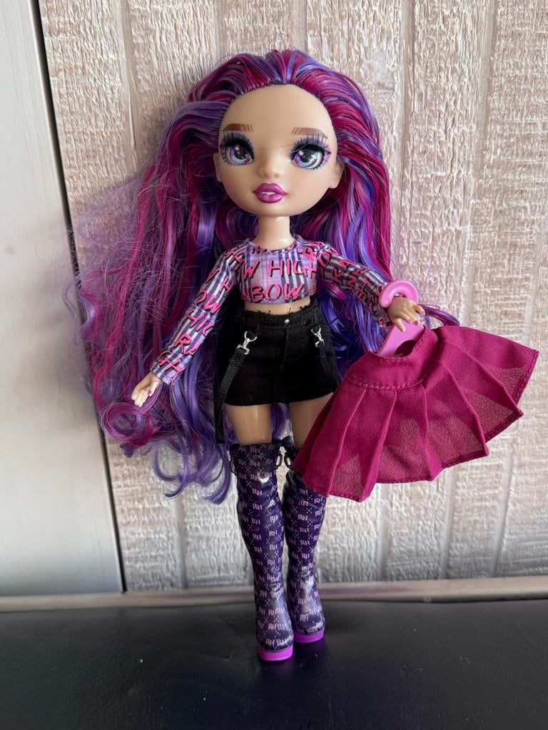 Rainbow High pop met paars haar en extra rokje, Kinderen en Baby's, Speelgoed | Poppen, Ophalen of Verzenden, Zo goed als nieuw