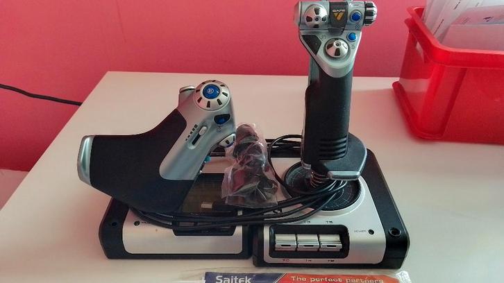 Logitech G Saitek X52 Pro Flight Control System, Computers en Software, Joysticks, Gebruikt, Ophalen