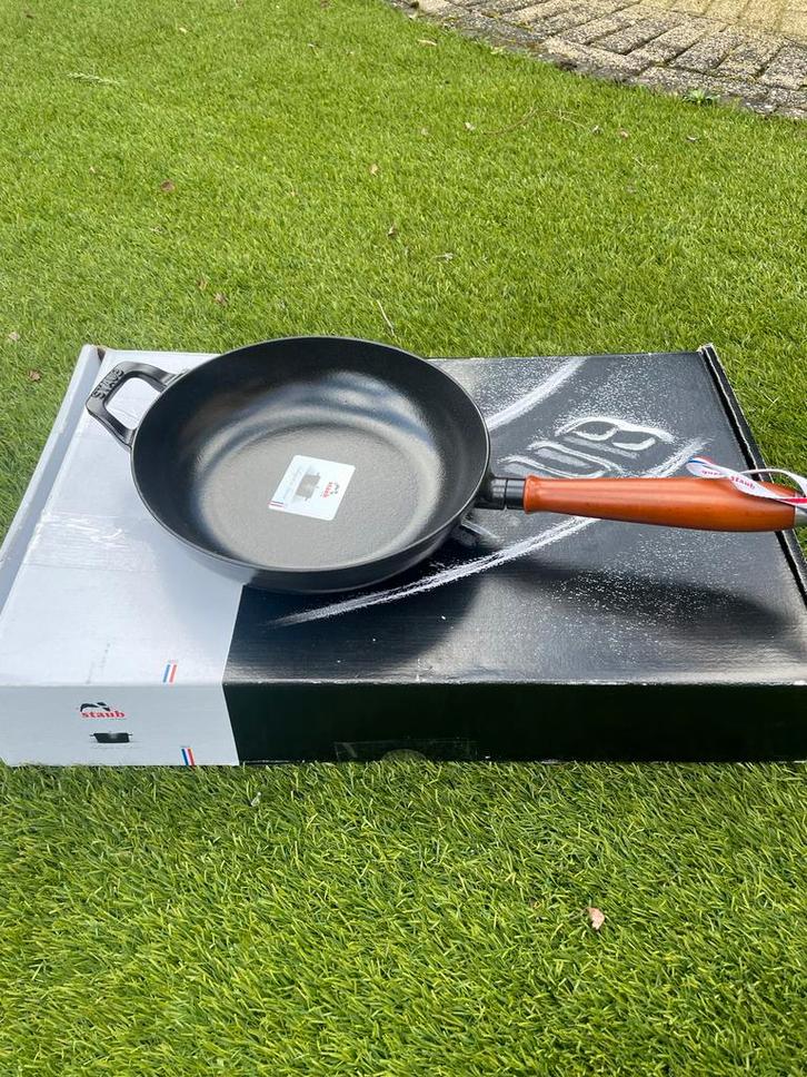 Staub Braadpan - Nieuw in doos, Huis en Inrichting, Keuken | Potten en Pannen, Nieuw, Koekenpan of Braadpan, Gietijzer, Inductieplaat
