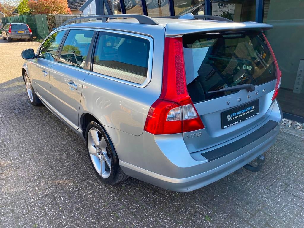 Volvo V70 2.5T Summum 200PK LEER / 18'' VELGEN / DAKSPOILER, Auto's, Voorwielaandrijving, Gebruikt, Zwart, 2521 cc